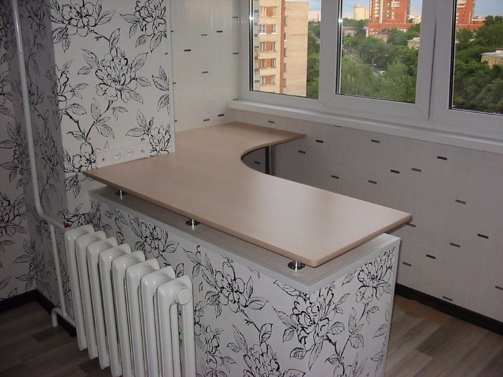 Gietijzeren radiator op de muur tussen de keuken en het balkon