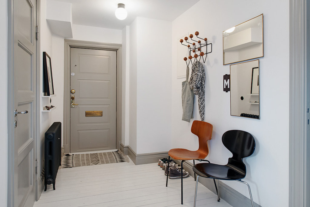 Différentes chaises dans le couloir de style scandinave