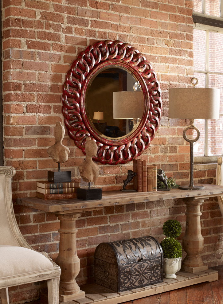 Coffre antique sur une étagère dans le couloir