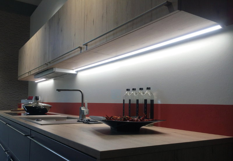 Дълги светлини по протежение на кухненската престилка