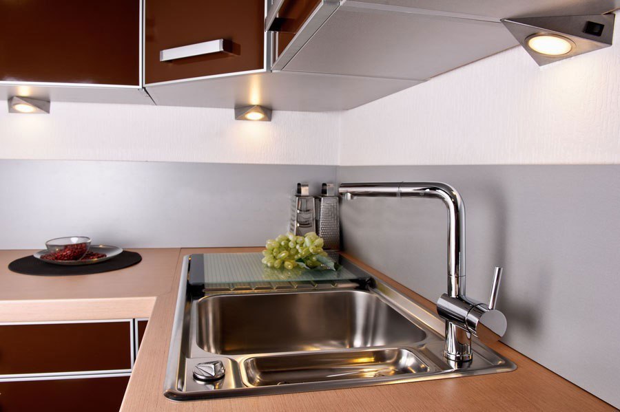 Правилно поставяне на надземни светлини под стенните шкафове