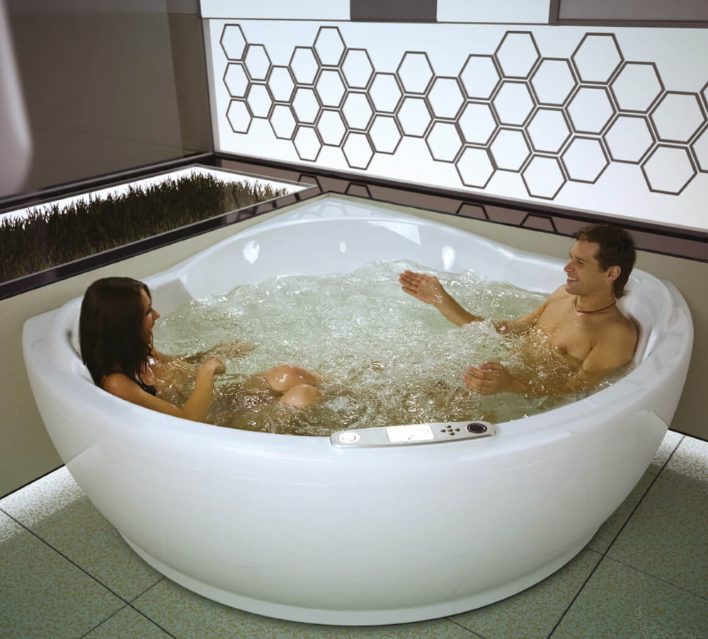 Một buổi hẹn hò lãng mạn trong phòng tắm dành cho hai người