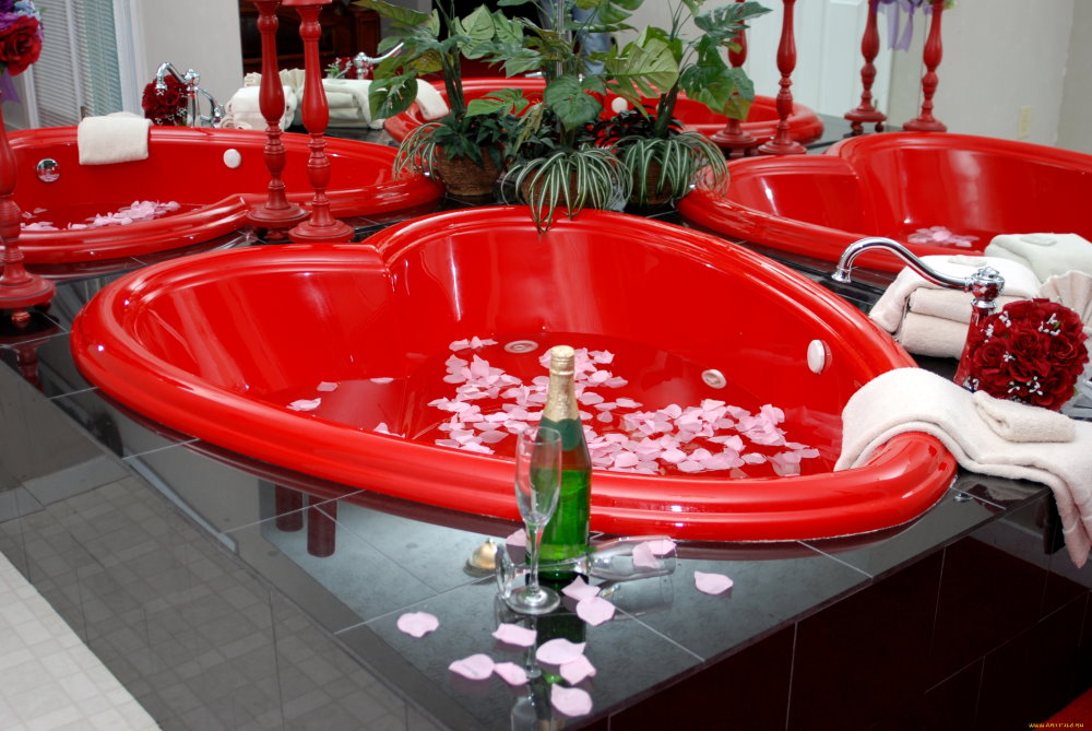 Tắm đỏ cho hai người dưới dạng trái tim