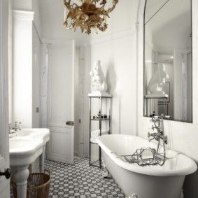 Figured legs of a cast-iron bathtub