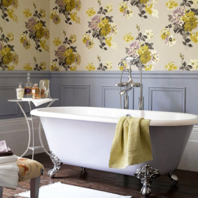 Floral print on the wallpaper in the bathroom