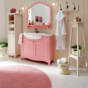 Pink accents in the interior of the bathroom
