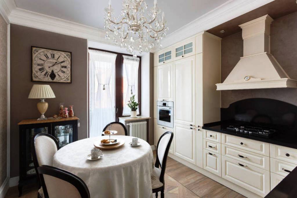 tirai kaca berwarna untuk dapur dengan gaya provensi