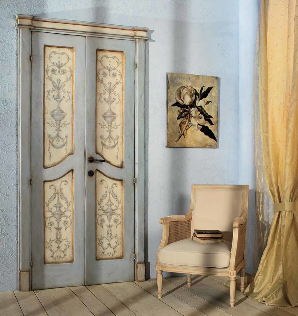 Porte lambrissée antique à l'intérieur de l'appartement