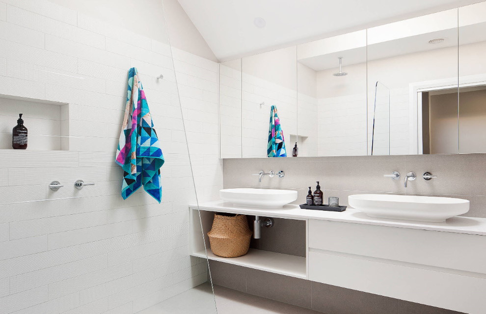 Beyaz bir küvete bağlı parlak havlu