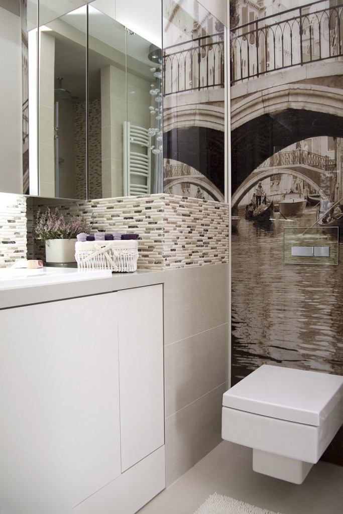 Papier peint avec perspective dans la salle de bain de 4 mètres carrés