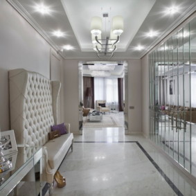 καθρέφτη στο διάδρομο από φενγκ σούι διακόσμηση φωτογραφία