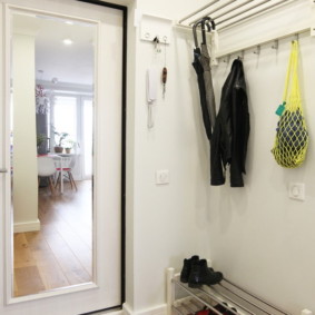 καθρέφτης στο διάδρομο με διακόσμηση φωτογραφιών φενγκ σούι