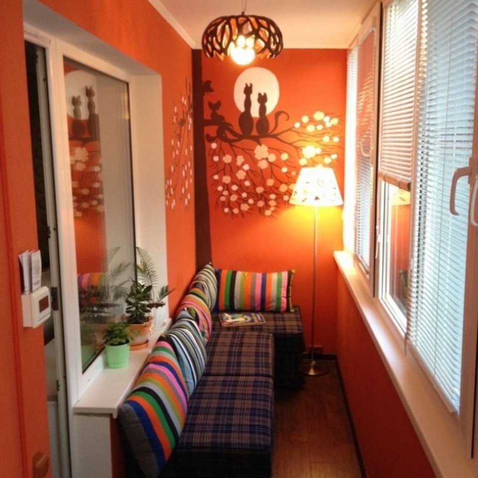 Petit canapé sur le balcon avec stores