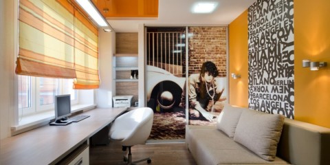 sconces di atas sofa