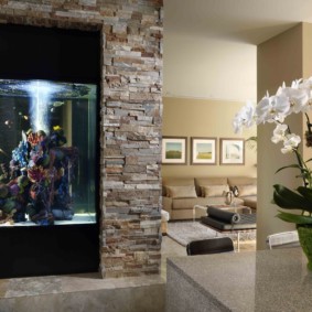 akuarium di dalam gambar dalaman apartmen