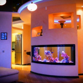 akuarium di apartmen reka bentuk