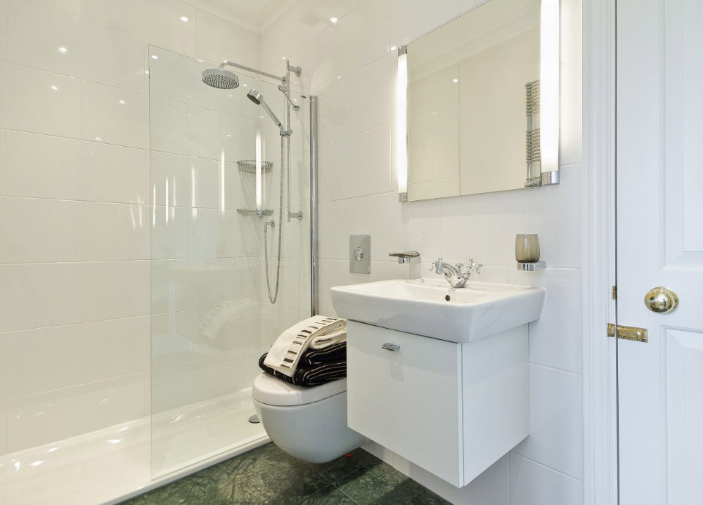 Thiết kế phòng tắm trong nhà bảng màu trắng