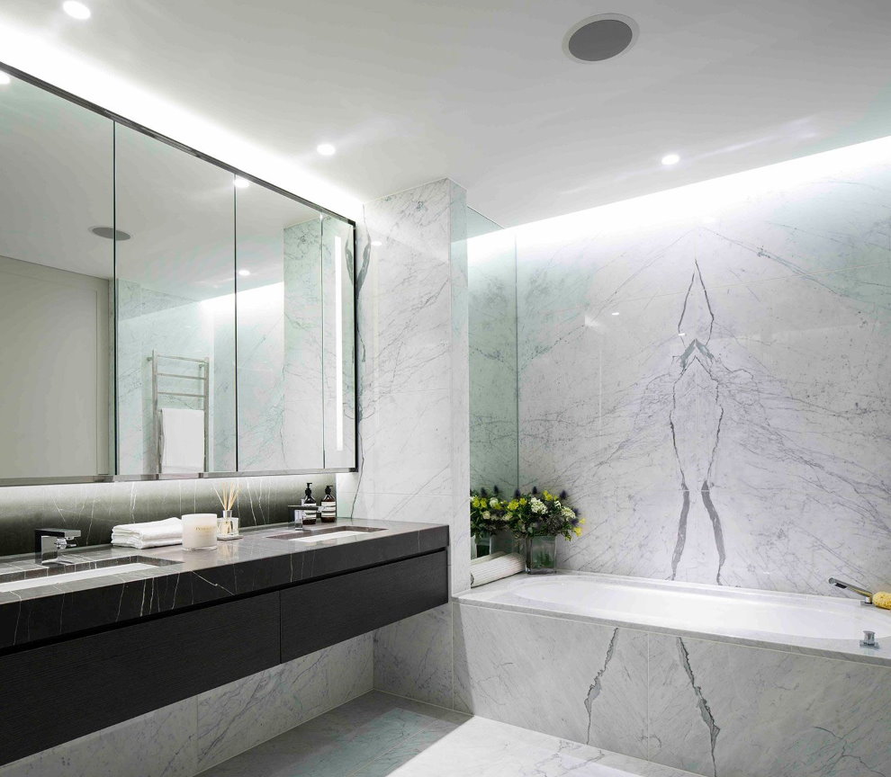 Weißer Marmor im Badezimmerinnenraum