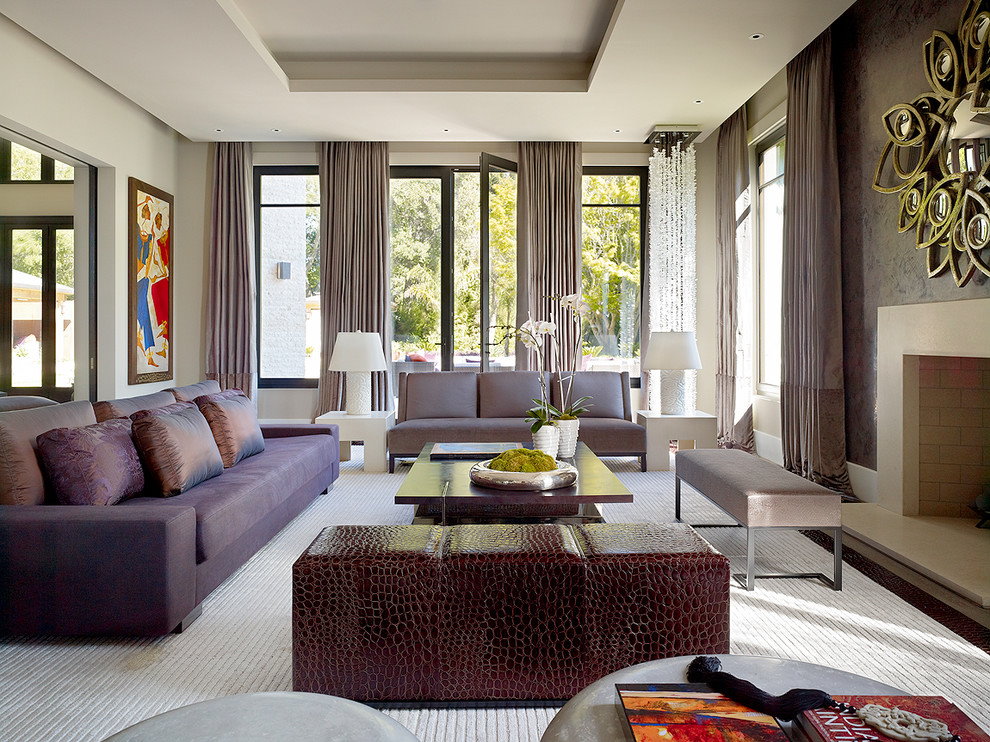 Alçıpan tavan beyaz bir ülke evin salonunda