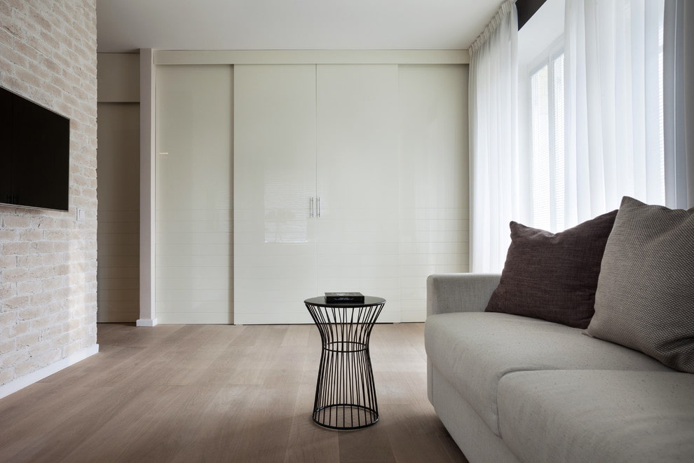 Бял гардероб в стая в минималистичен стил