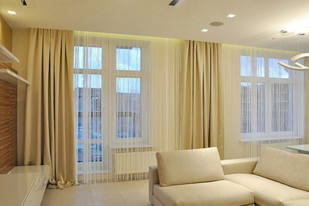 Tende oscuranti sulla finestra del soggiorno nell'appartamento