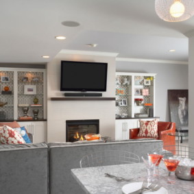 Televizor negru pe un perete ușor