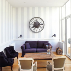 Tapet cu dungi pe peretele camerei de zi