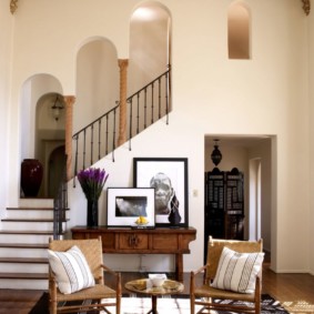 Living mare cu scări la etajul doi