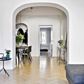 decorative arches in the apartment