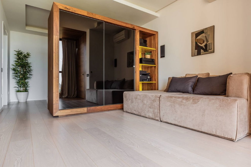 Дървен гардероб в минималистичен стил