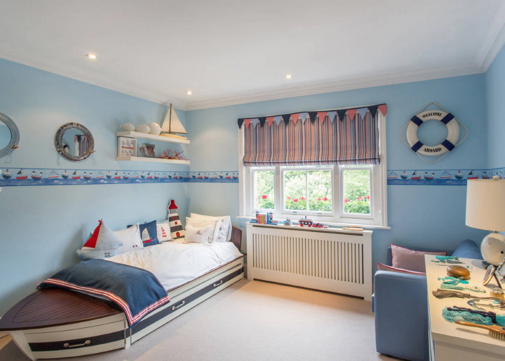 Blaue Wände eines Kinderzimmers in einer Wohnung mit zwei Schlafzimmern