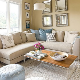 sofá no canto da sala de estar