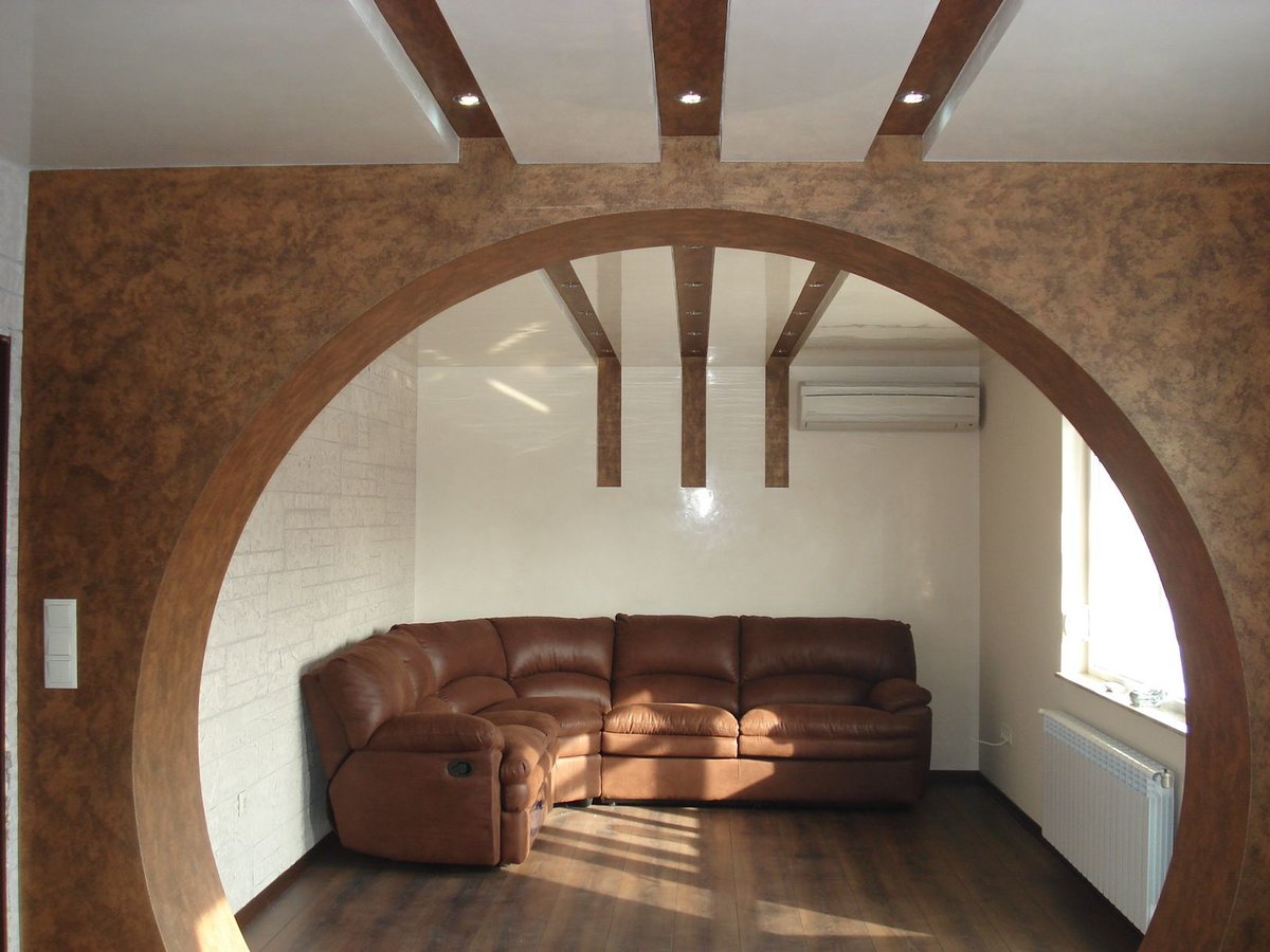 arch design in the interior of the apartment