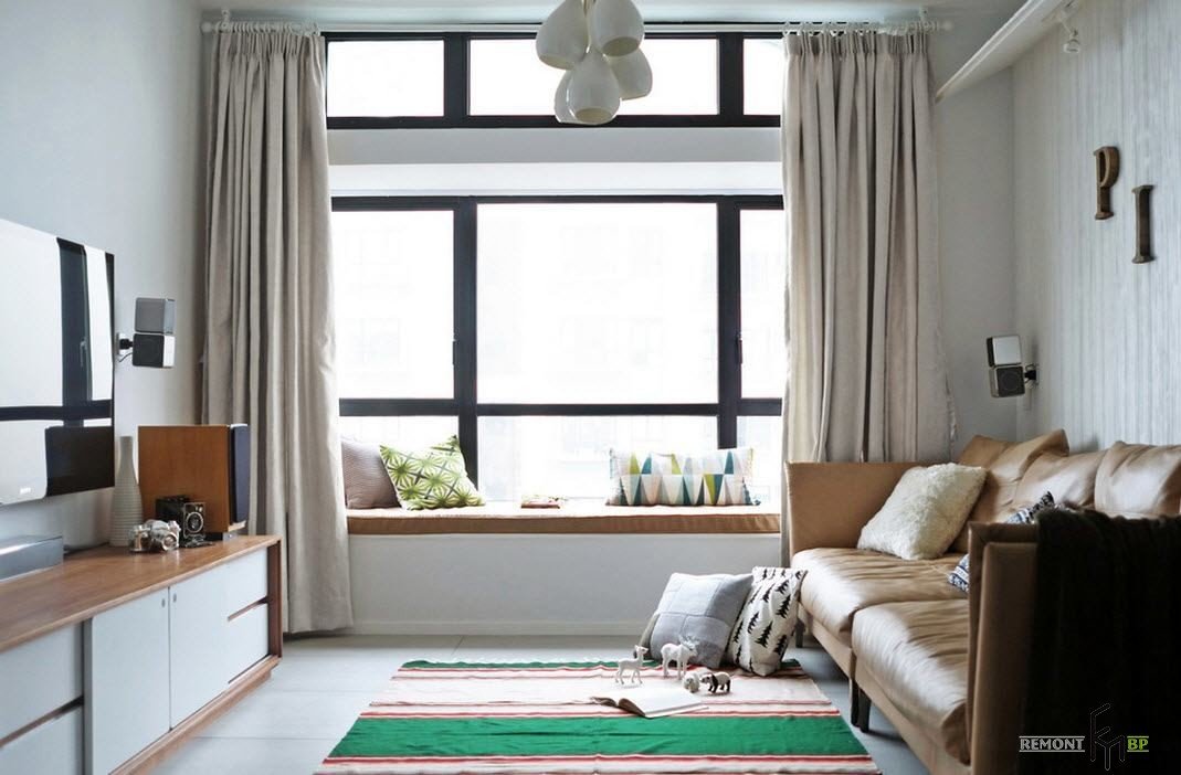 design de salon étroit avec canapé de seuil