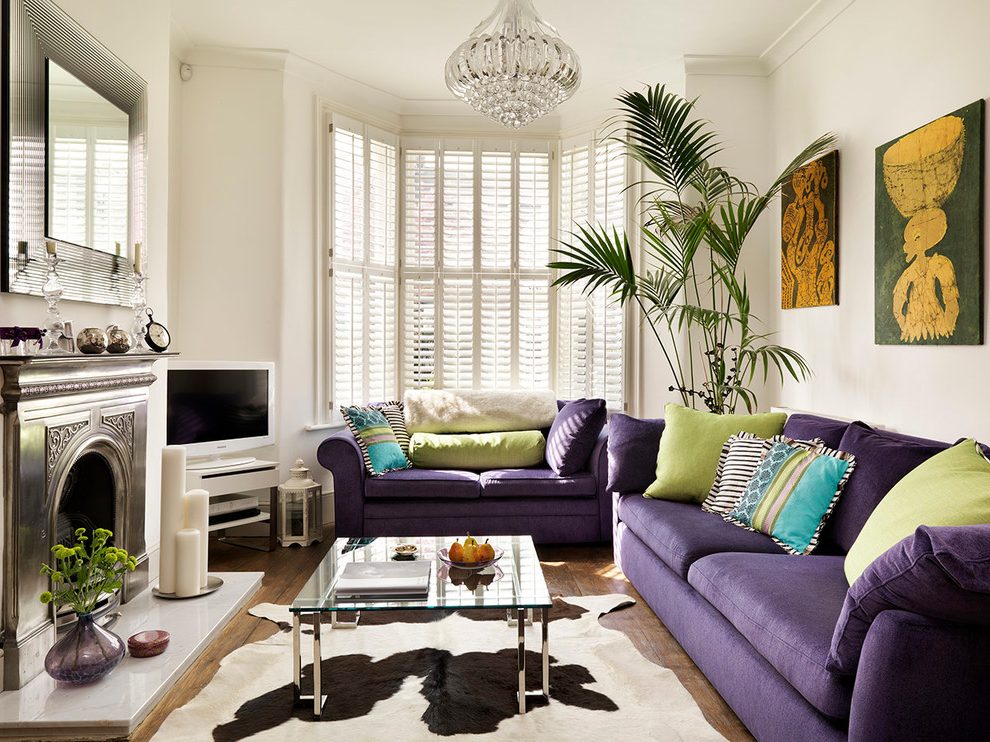 design de salon étroit avec cheminée