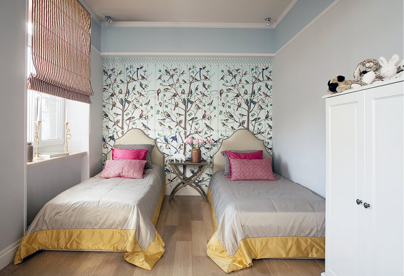 deux lits dans la chambre des filles