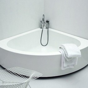 Baignoire d'angle à parois basses