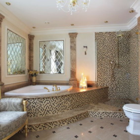 Fauteuil moelleux dans la salle de bain