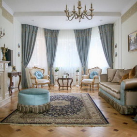 Linoléum pour parquet dans le salon avec cheminée