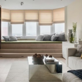 Rideaux romains sur un canapé étroit