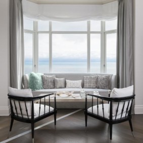 Chaises confortables avec accoudoirs en bois