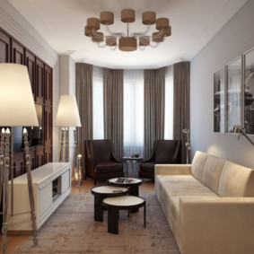 Salon étroit avec rideaux sombres