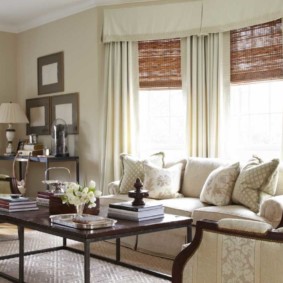 Rideaux en bambou associés à des rideaux en textile