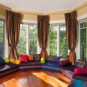 Oreillers lumineux sur des canapés dans le salon