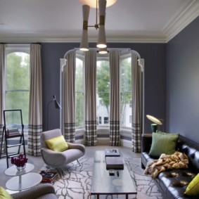 Canapé en cuir dans un salon gris