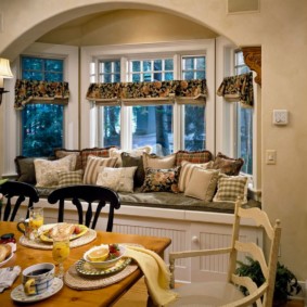 Tasse de thé sur une assiette en porcelaine