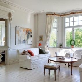 Housses blanches sur les meubles rembourrés