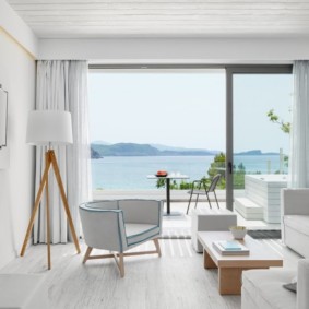 Petit salon avec fenêtre panoramique