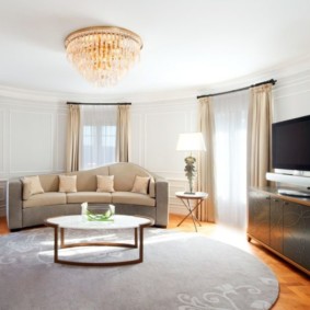 Salon dans une maison privée avec un mur semi-circulaire