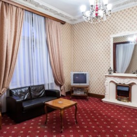 Miroir sur la cheminée du salon